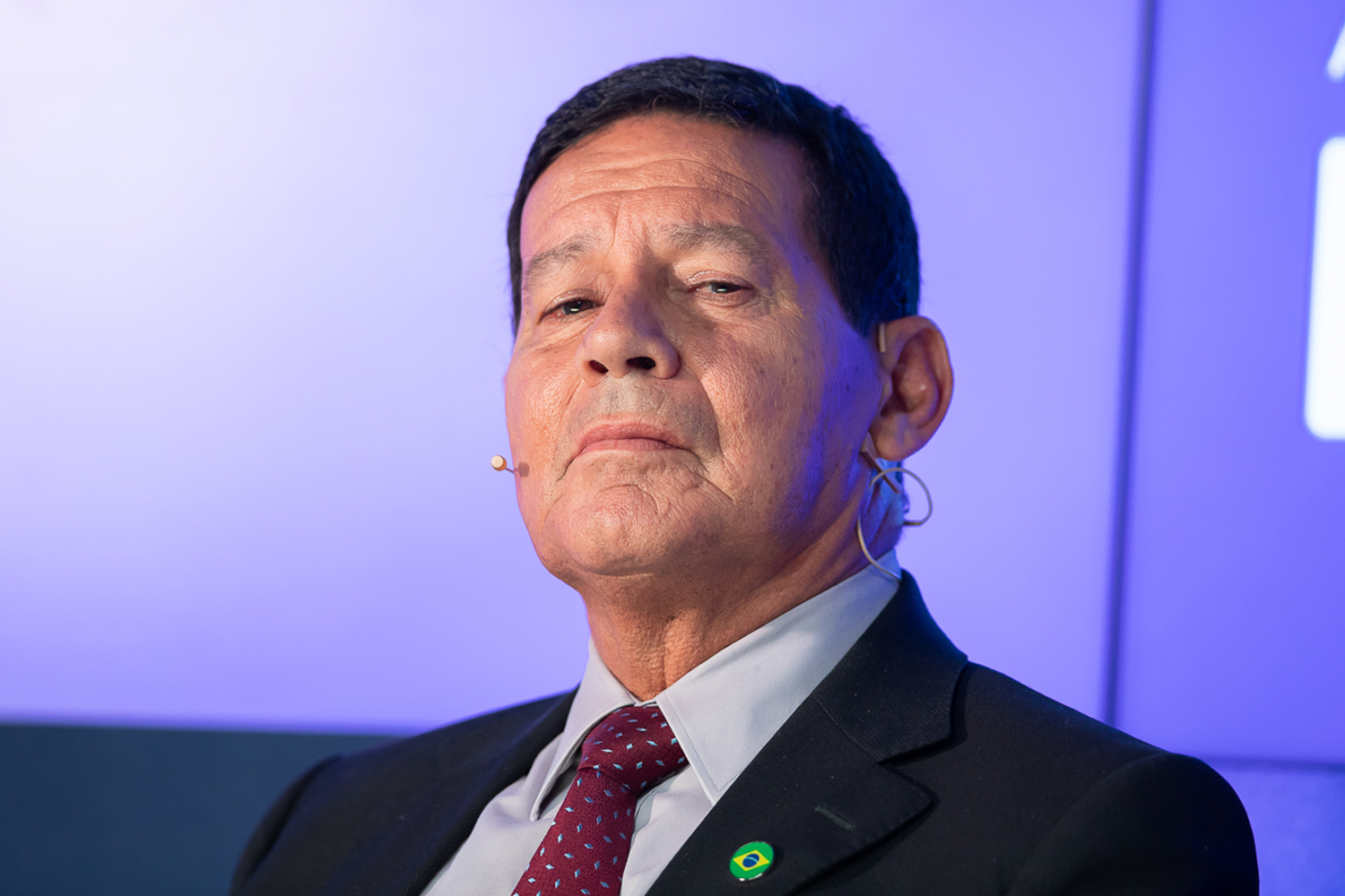 Mourão: 'Olavo deve se limitar à função que desempenha bem, de astrólogo'