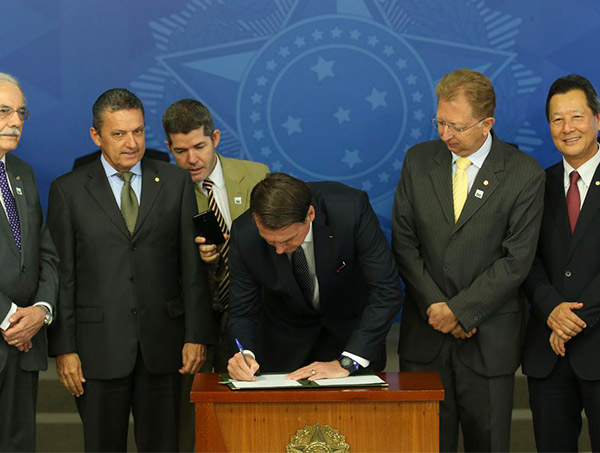 Bolsonaro extingue horário de verão