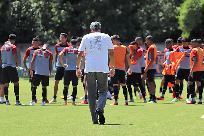 Aos trabalhos: Paulo Carneiro se reúne com comissão do Vitória