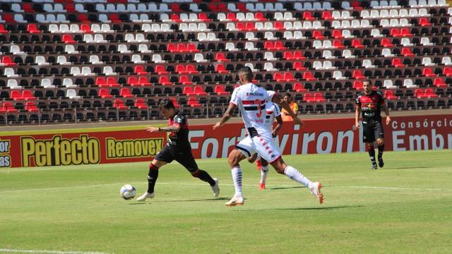 Vitória perde de virada na estreia da Série B 