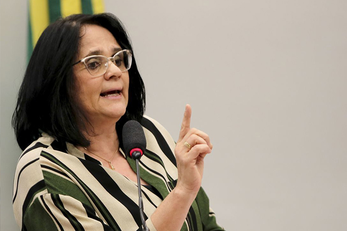 Damares Alves nega que tenha pedido para sair do governo: 'mal entendido'