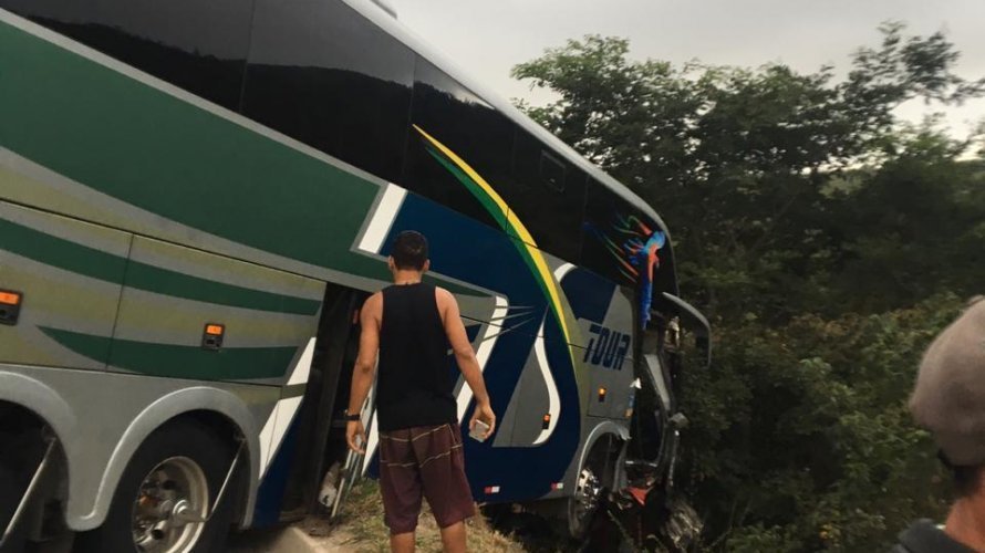 Acidente com ônibus da delegação sub-15 do Bahia deixa dois mortos 