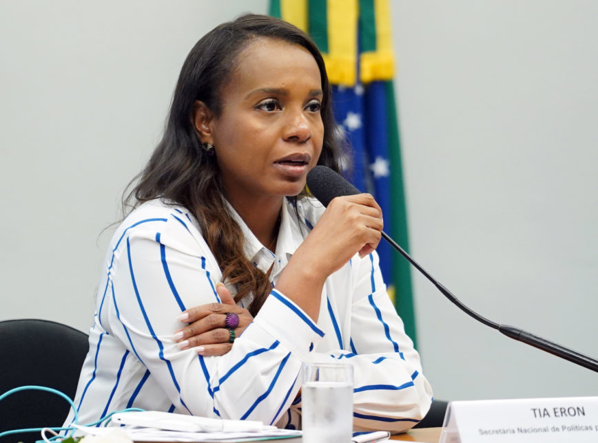 Damares decide demitir Tia Eron de Secretaria para as Mulheres 