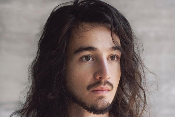 Tiago Iorc lança álbum visual com 13 músicas e 13 clipes; assista