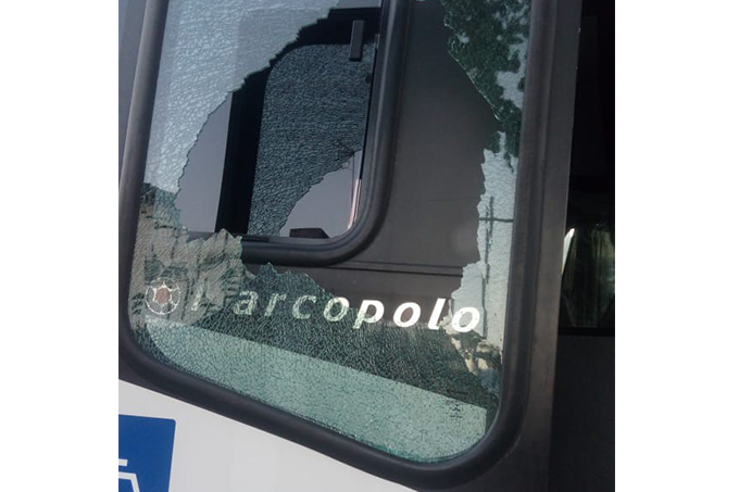 Ônibus é apedrejado em tentativa de assalto no Amado Bahia