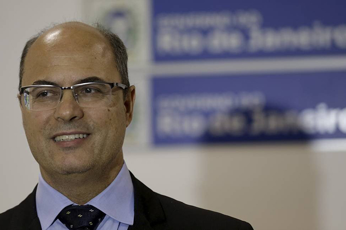 Governador do Rio sobe em helicóptero com atirador: 'botar fim na bandidagem'