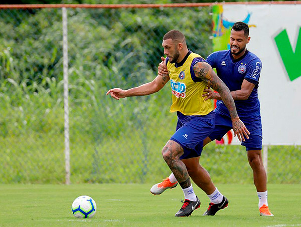 Lateral Ezequiel é apresentado; Nilton não desce para o campo
