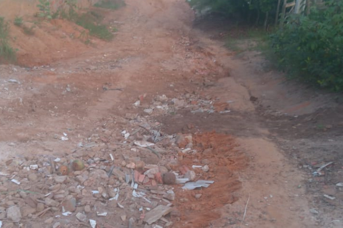 Moradores do Loteamento Jardim Imbassai sofrem com a falta de asfalto