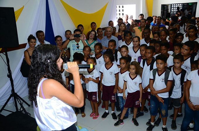 Após reforma, Escola de Vila de Camaçari é entregue