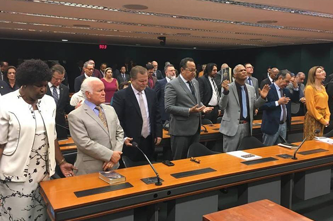 Bancada evangélica quer derrubar decreto de armas de Bolsonaro