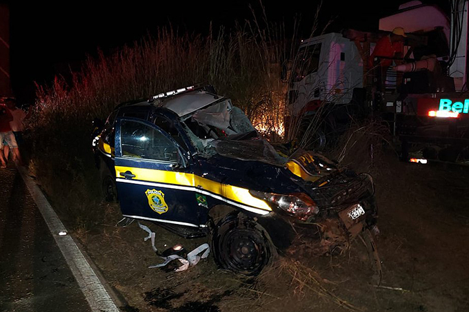Polícia busca motorista de carreta que bateu em oito veículos e matou duas pessoas