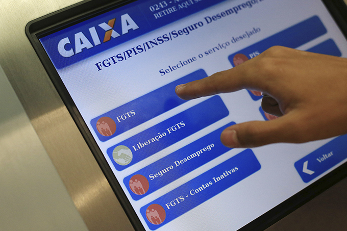 Governo analisa autorizar saques de contas inativas do FGTS