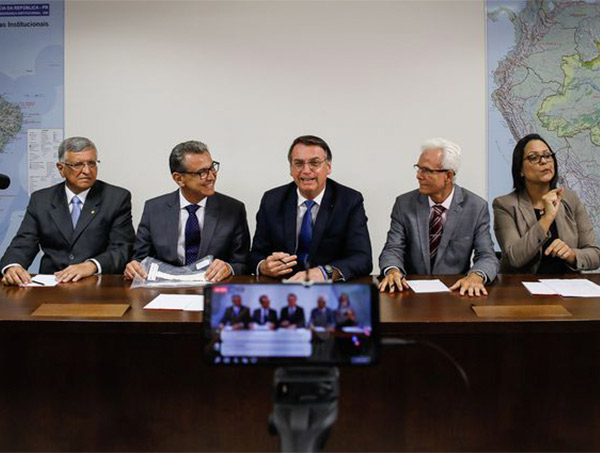 Bolsonaro afirma que decreto de armas foi feito 