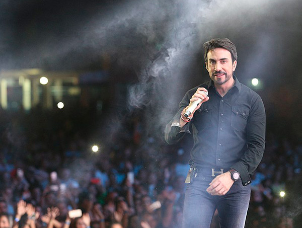 Padre Fábio de Melo canta na Fonte Nova no Dia das Mães