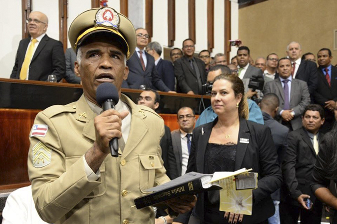 Sargento Isidório faz ato na Câmara contra decreto de armas de Bolsonaro
