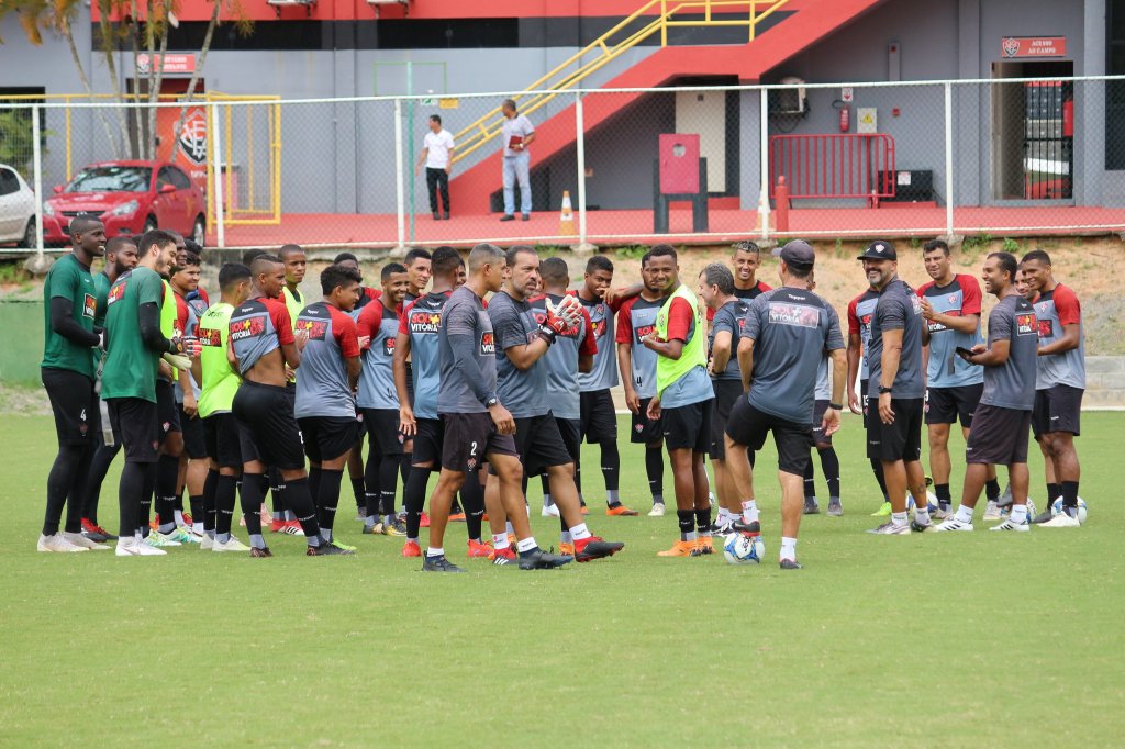 Sem Neto Baiano, Vitória treina de olho no Guarani