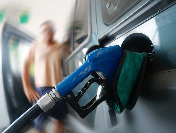 Governo aumenta preço da gasolina e litro passa a custar até R$ 5