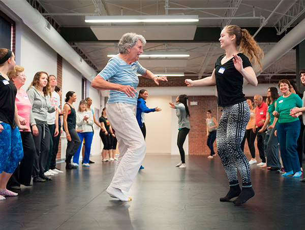 Secretarias de Esporte e Ação Social promovem aulas de dança itinerante