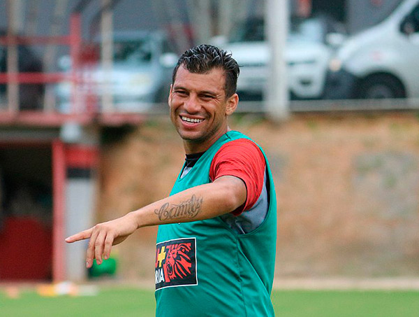 Paulo Carneiro confirma renovação do contrato de Neto Baiano
