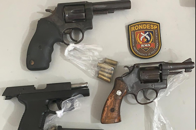 Suspeitos de assalto a banco morrem em tiroteio com policiais