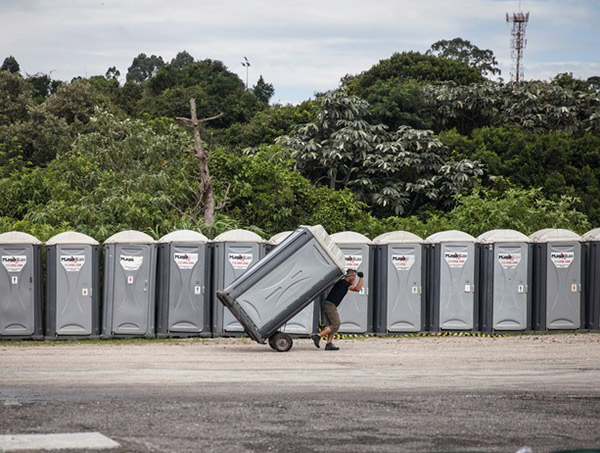 Sancionada lei que torna banheiros químicos adaptados obrigatórios
