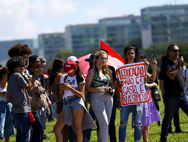 Atos em várias cidades pedem manutenção de verbas para universidades