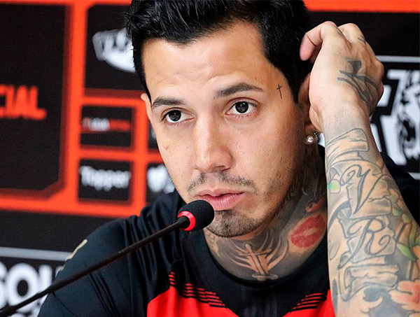 Vitória anuncia rescisão de Victor Ramos, a pedido do zagueiro