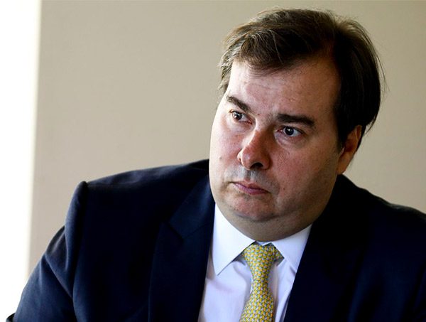 Rodrigo Maia assume interinamente a Presidência da República