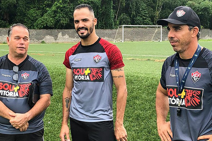 Anselmo Ramon e mais dois são regularizados no Vitória