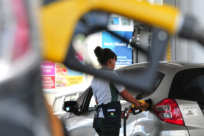 Postos vendem gasolina por metade do preço em Salvador no dia 25