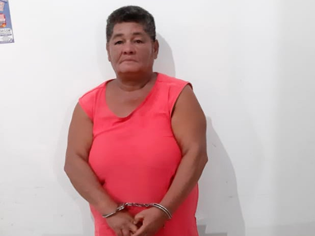 Mulher é presa por tráfico de drogas e corrupção de menores