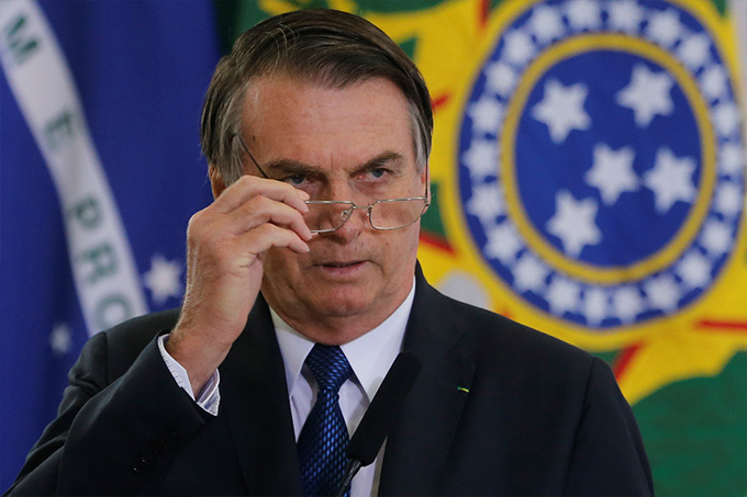 Bolsonaro volta a chamar manifestante de 'idiota útil' e criticar imprensa