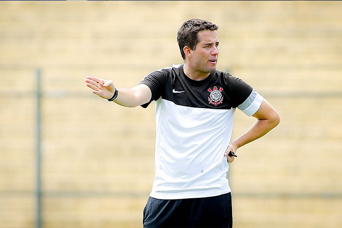 Paulo Carneiro anuncia Osmar Loss como novo técnico do Vitória