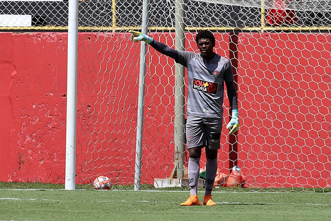 Goleiro do Vitória é convocado por Tite para a Seleção Brasileira