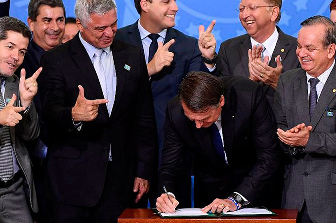 Bolsonaro avalia alterar decreto sobre compra de armas, diz porta-voz