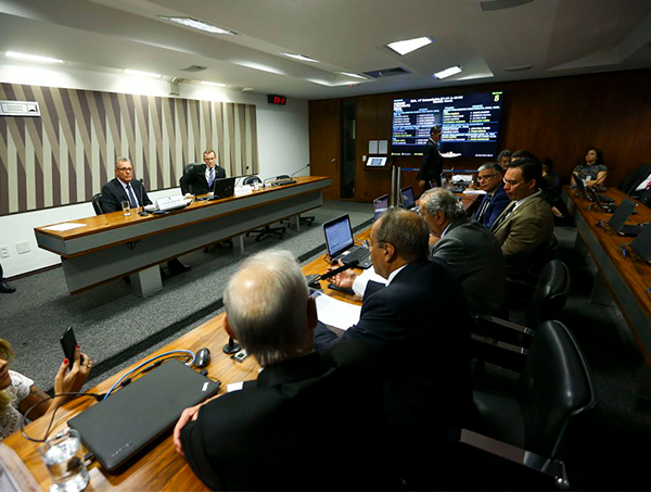 Ministro de Minas e Energia diz que não há barragem segura no Brasil
