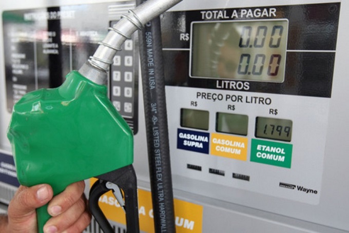 Petrobras reduz preço da gasolina na refinaria em 4,4%