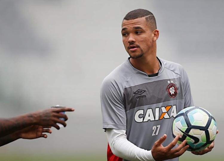 Zagueiro é regularizado e já pode estrear pelo Vitória no domingo