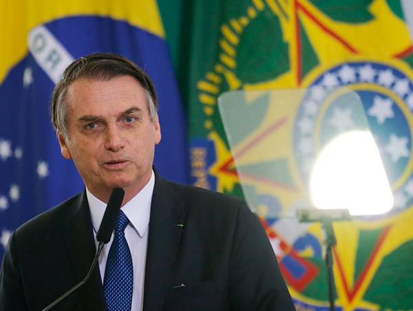 Bolsonaro diz que exagerou ao chamar manifestantes de 'idiotas inúteis'