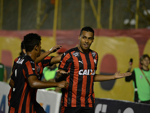 Agora com a Kappa, nova camisa do Vitória terá listras verticais