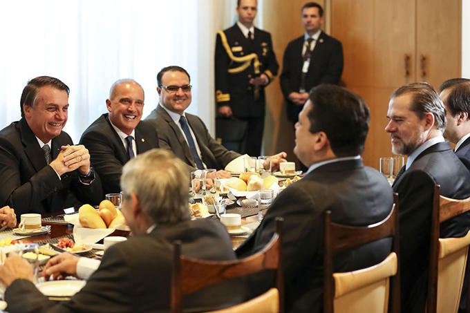 Bolsonaro recebe presidentes do Legislativo e Judiciário no Alvorada
