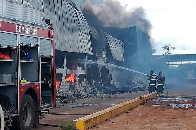 Fogo destrói fábrica de pneus em São Sebastião do Passé
