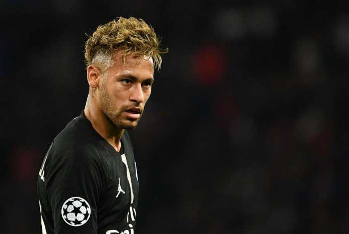 Neymar expõe conversas e se defende de acusação de estupro