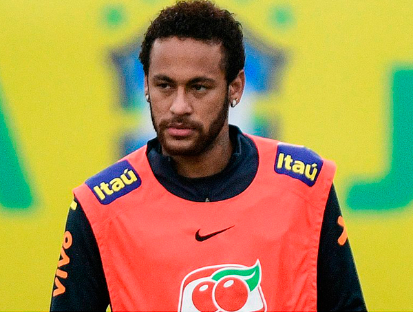 Com semblante fechado, Neymar treina com a Seleção Brasileira