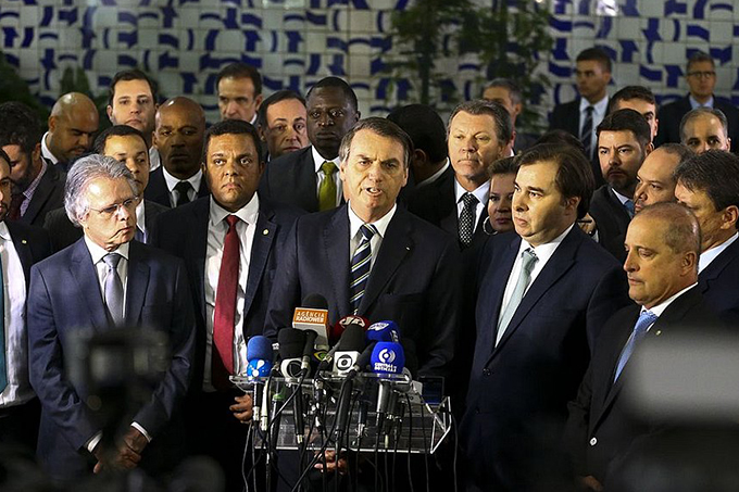 Bolsonaro entrega projeto que dobra limite de pontos para infrator de trânsito