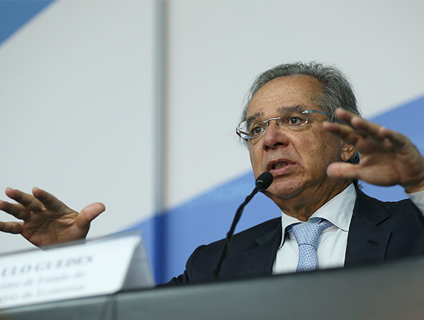 Guedes diz que vai suspender concursos porque há servidores demais
