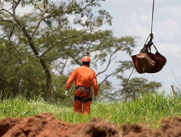 Bombeiros encontram corpo inteiro em Brumadinho, mais de 4 meses após tragédia