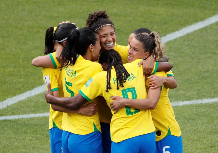 Com show de Cristiane, o Brasil derrota a Jamaica