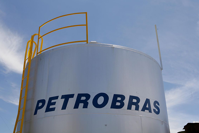 Bolsonaro anuncia redução no preço da gasolina nas refinarias