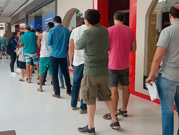 Torcedores fazem fila para retirada de ingressos da Copa América